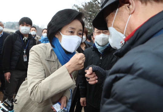 박영선 더불어민주당 서울시장 후보가 21일 서울 중구 '한양도성 순성길'에서 열린 '탄소중립위원회 출범식 참석을 마친 뒤 시민과 인사하고 있다.   [국회사진기자단]